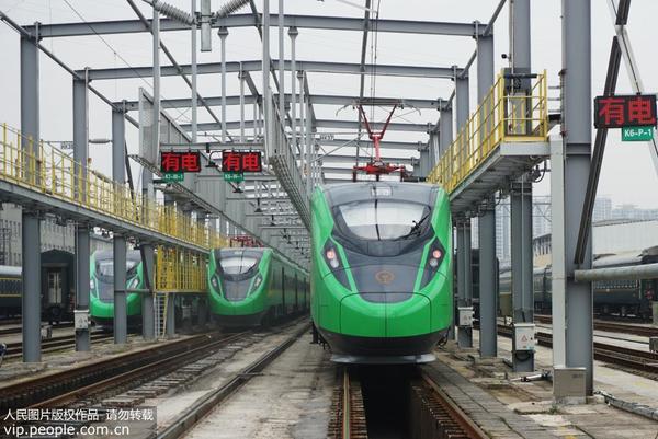 2019年12月29日，航拍上海铁路局的杭州客车整理所里的“绿巨人”动车组。